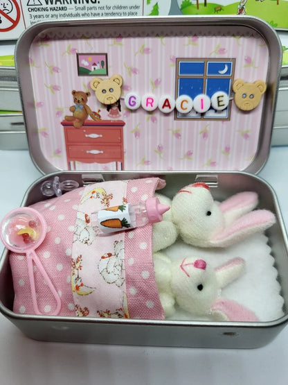 🔥Le meilleur cadeau de Pâques - ACHETEZ-EN 1, OBTENEZ-EN 1 GRATUITEMENT !!🎁🐇Petite peluche lapin momie dans une boîte métallique