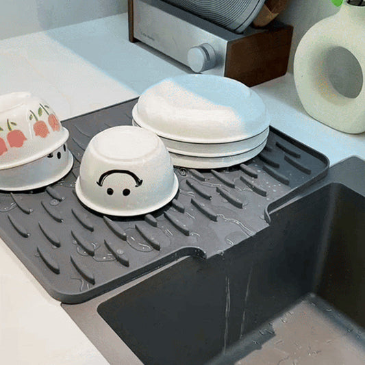 🍴Une aide précieuse dans la cuisine💧Tapis d'évacuation en silicone multifonctionnel et pliable(🚀55% Rabatt)