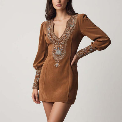 🎆 Offre spéciale Nouvel An — 60 % de réduction ✨ Mini-robe brodée à col en V en simili daim pour femme 🌸 — Exclusivement pour la déesse 💃